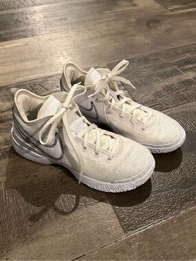 Nike Men's Cream White Athletic Lace-Up Sneakers with Contrasting Swoosh sz 8.5